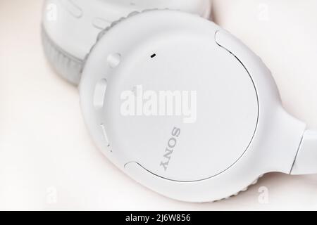 11242021 - Kiew, Ukraine: Weiße kabellose Kopfhörer WH-CH710N von Sony mit Geräuschminimierung Stockfoto