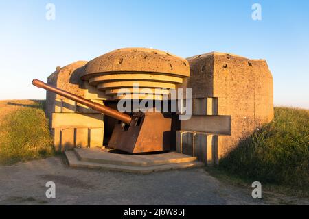 Waffeneinlage am Omaha Beach. Bombenschutz mit deutscher Langzeit-Artillerie-Kanone aus dem Weltkrieg 2 in Longues-sur-Mer in der Normandie. Frankreich Stockfoto