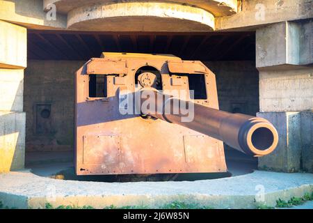 Waffeneinlage am Omaha Beach. Bombenschutz mit deutscher Langzeit-Artillerie-Kanone aus dem Weltkrieg 2 in Longues-sur-Mer in der Normandie. Frankreich Stockfoto