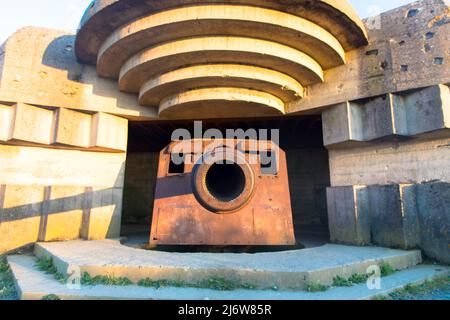 Waffeneinlage am Omaha Beach. Bombenschutz mit deutscher Langzeit-Artillerie-Kanone aus dem Weltkrieg 2 in Longues-sur-Mer in der Normandie. Frankreich Stockfoto