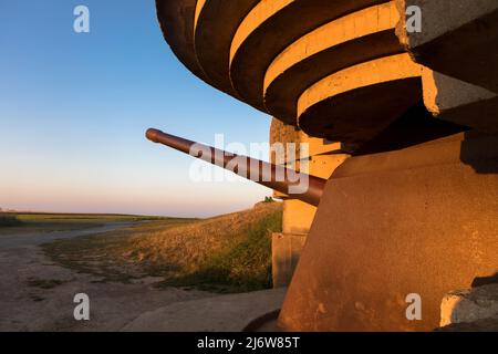 Waffeneinlage am Omaha Beach. Bombenschutz mit deutscher Langzeit-Artillerie-Kanone aus dem Weltkrieg 2 in Longues-sur-Mer in der Normandie. Frankreich Stockfoto