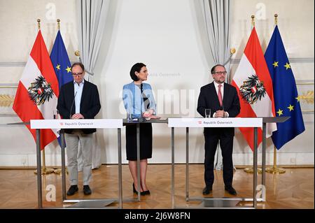 Wien, Österreich. 4. Mai 2022 Ministerrat der Bundesregierung im Bundeskanzleramt mit (von L bis R) Gesundheitsminister Johannes Rauch (die Grünen), Elisabeth Köstinger (ÖVP), Bundesministerin für Landwirtschaft, Regionen und Tourismus und Alexander Schallenberg (ÖVP) Bundesministerin für europäische und internationale Angelegenheiten. Themen: EU-Ölembargo gegen Russland und Tierschutz in der Landwirtschaft. Kredit: Franz Perc/Alamy Live News Stockfoto