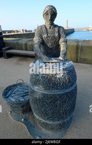 Eine der Herring Girls eine Skulptur von Emma Stothard im Hafen von Whitby North Yorkshire England Stockfoto