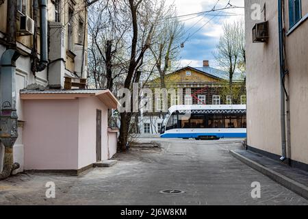 Moskau, Russland - 01. Mai 2022: Stadtansicht einer Straßenbahn, die auf Schienen fährt Stockfoto