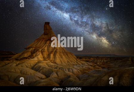 Landschaft mit Cabezo de Castildetierra unter der Nacht Milchstraße, Bardenas reales Nationalpark, Navarro, Spanien. Stockfoto