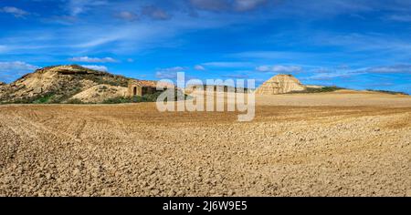 Wüstenlandschaft mit Ackerland vor, Bardenas reales Nationalpark, Navarro, Spanien. Stockfoto