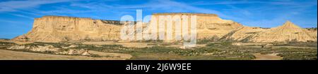 Panorama aus Wüstenlandschaft mit Ackerland vor, Bardenas reales Nationalpark, Navarro, Spanien. Stockfoto