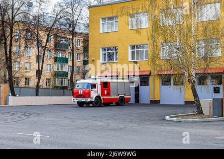 Moskau, Russland - 01. Mai 2022: Feuerwehrauto in der Nähe der Feuerwehr Stockfoto