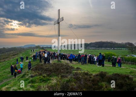 Die Menge der Gemeinde traf sich auf dem Hügel zum traditionellen Ostersonntag-Morgengottesdienst mit einem hohen Holzkreuz - dem Chevin, Otley, West Yorkshire England, Großbritannien. Stockfoto