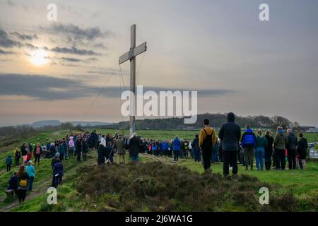 Die Menge der Gemeinde traf sich auf dem Hügel zum traditionellen Ostersonntag-Morgengottesdienst mit einem hohen Holzkreuz - dem Chevin, Otley, West Yorkshire England, Großbritannien. Stockfoto