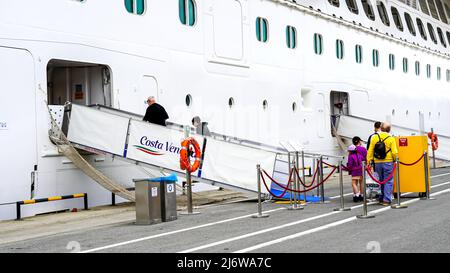 Hafen Izmir, Türkei, Mai 3 2022, der zur Costa-Gesellschaft gehörende Kreuzer mit 1200 Passagieren startete am 3. Mai von Istanbul aus und dockte am Hafen Izmir an. Nach dem Andocken am Hafen von Izmir hatten die Passagiere auf dem riesigen Schiff eine Stadtrundfahrt. In der gleichen Nacht, die Kreuzfahrt Costa Venezia, startete von Izmir, es wird die Route von Bodrum folgen, Mykonos, Piräus, Istanbul wieder, Iraklion (Heraklion), Rhodos, Kusadasi. Der Cruiser wird als „schwimmendes Hotel“ bezeichnet, da er über 2.116 Kabinen mit dem Komfort eines Luxushotels verfügt. Kredit: İdil Toffolo/Alamy Live Nachrichten Stockfoto