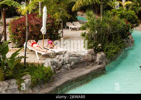 Touristen genießen Wasserattraktionen im Siam Wasserpark auf Teneriffa, Spanien. Der Siam ist der größte Wasser-Themenpark in Europa. Stockfoto