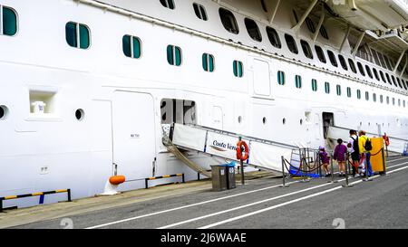 Hafen Izmir, Türkei, Mai 3 2022, der zur Costa-Gesellschaft gehörende Kreuzer mit 1200 Passagieren startete am 3. Mai von Istanbul aus und dockte am Hafen Izmir an. Nach dem Andocken am Hafen von Izmir hatten die Passagiere auf dem riesigen Schiff eine Stadtrundfahrt. In der gleichen Nacht, die Kreuzfahrt Costa Venezia, startete von Izmir, es wird die Route von Bodrum folgen, Mykonos, Piräus, Istanbul wieder, Iraklion (Heraklion), Rhodos, Kusadasi. Der Cruiser wird als „schwimmendes Hotel“ bezeichnet, da er über 2.116 Kabinen mit dem Komfort eines Luxushotels verfügt. Kredit: İdil Toffolo/Alamy Live Nachrichten Stockfoto