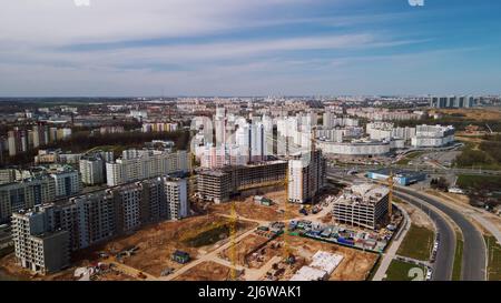 Große Baustelle. Bau von modernen mehrstöckigen Wohngebäuden. Bau von Mehrfamilienhäusern aus Beton und Glas. Aeria Stockfoto