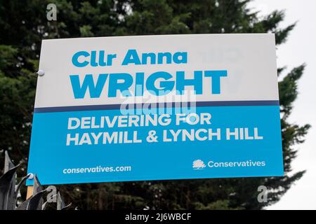 Slough, berkshire, Großbritannien. 4.. Mai 2022. Boards, die Tory Cllr Anna Wright in Slough bewerben. Nach dem Umgang mit der Covid-19-Krise, dem PPE-Skandal, der Partygate und der Lebenshaltungskrise wird die Tory-Partei morgen bei den Kommunalwahlen Hunderte Sitze verlieren. Quelle: Maureen McLean/Alamy Live News Stockfoto