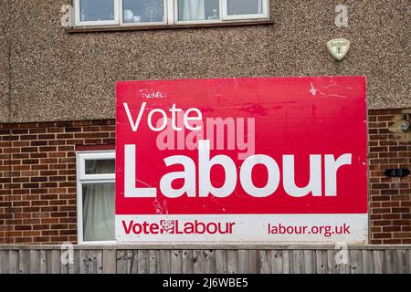 Slough, berkshire, Großbritannien. 4.. Mai 2022. Tafeln vor Wohnhäusern, die die Labour-Partei in Slough fördern. Nach dem Umgang mit der Covid-19-Krise, dem PPE-Skandal, der Partygate und der Lebenshaltungskrise wird die Tory-Partei morgen bei den Kommunalwahlen Hunderte Sitze verlieren. Quelle: Maureen McLean/Alamy Live News Stockfoto