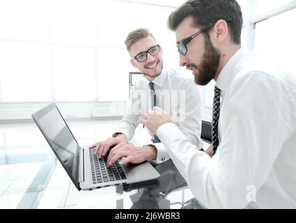 Lächelnd Mitarbeiter am Schreibtisch im Büro Stockfoto