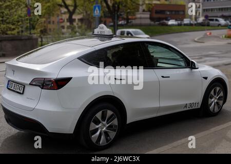 Oslo, Norwegen. 02. Mai 2021: White Electric Taxi von Tesla, Nahaufnahme. Ökologisches Transportmittel Stockfoto