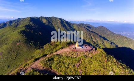 'Luftbild Drohne' Ausflug zum höchsten Berg von Pai - Bergblick mit nebliger Umgebung während Sonnenaufgang am Morgen in Doi Thong Viewpo Stockfoto