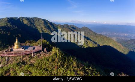 'Luftbild Drohne' Ausflug zum höchsten Berg von Pai - Bergblick mit nebliger Umgebung während Sonnenaufgang am Morgen in Doi Thong Viewpo Stockfoto