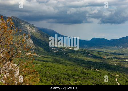 Berge und Tal in der Region Konavle in der Nähe von Dubrovnik und Cavtat. Stockfoto