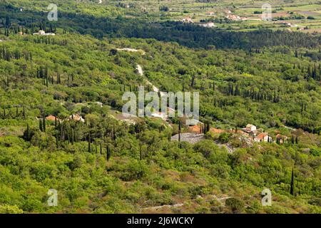 Felder und Dörfer in der Region Konavle in der Nähe von Dubrovnik. Aus der Vogelperspektive. Stockfoto