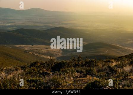 Panorama-Luftaufnahme von Tierras de Granadilla und Montes de Abadia bei Sonnenuntergang Stockfoto