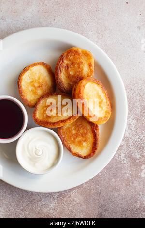 Gebratene Gefüllte Pfannkuchen Verbliesen. Russische dünne Pfannkuchen mit Quark, saurer Rahm und Marmelade. Gesundes traditionelles Frühstück. Leckere gefüllte Pfannkuchen Stockfoto