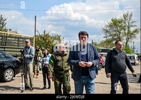 Nicht exklusiv: SAPORISCHSCHSCHJA, UKRAINE - 2. MAI 2022 - der Leiter der regionalen Militärverwaltung Saporischschschja, Oleksandr Starukh, besucht die Presentati Stockfoto
