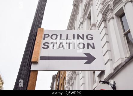 4. Mai 2022, London, England, Vereinigtes Königreich: Vor den Kommunalwahlen am 5.. Mai ist im Londoner West End ein Schild mit der Polling Station zu sehen. (Bild: © Vuk Valcic/ZUMA Press Wire) Stockfoto
