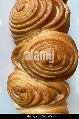 Frisch gebackene hausgemachte Knoblauchbutter-Brötchen. ukrainische Knoblauch-Brötchen Pampushka isoliert auf weißem Hintergrund. Backwaren Stockfoto