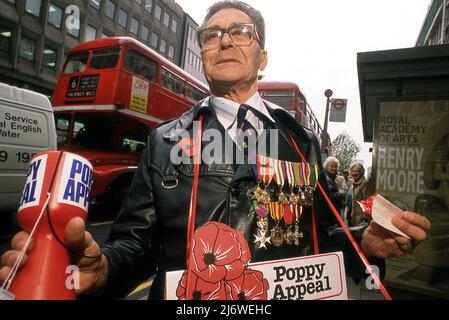 Freiwillige für den Poppy Day-Aufruf in London, Großbritannien Stockfoto