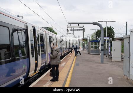 Burnham, Slough, berkshire, Großbritannien. 4.. Mai 2022. Ein Zug der Elizabeth Line, der auf dem Weg nach Reading durch den Bahnhof Burnham fährt. Das viel verzögerte Crossrail-Projekt, das jetzt als Elizabeth Line bekannt ist, soll am 24.. Mai 2022 starten. Quelle: Maureen McLean/Alamy Live News Stockfoto