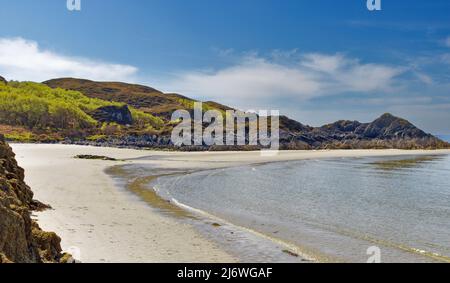 MORAR SCHOTTLAND EINER VON VIELEN KLEINEN WEISSEN SANDSTRÄNDEN VON CAMUSDARACH Stockfoto
