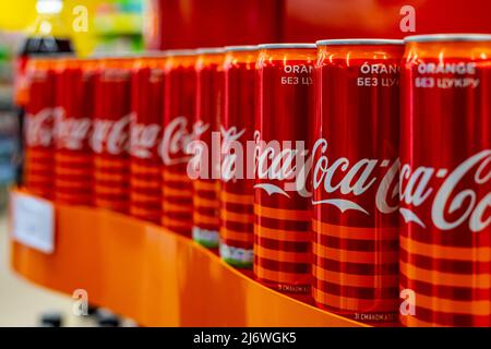Ukraine, Vinnytsia, 25. Mai 2020 – viele rote Eisengläser mit Coca Cola stehen in einem Schaufenster Stockfoto
