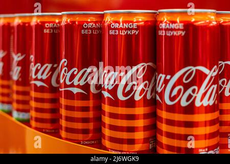 Ukraine, Vinnytsia, 25. Mai 2020 – viele rote Eisengläser mit Coca Cola stehen in einem Schaufenster Stockfoto