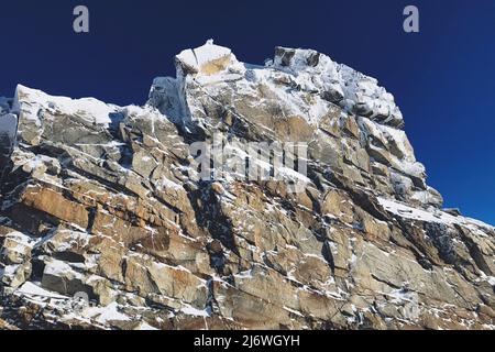 Verschneite Gipfel in den Bergen am Hintertuxer Gletscher Stockfoto