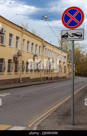 Moskau, Russland - 01. Mai 2022: Stopp- und Evakuierungsschild Stockfoto