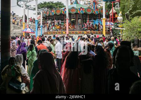 Dhaka, Bangladesh, 04/05/2022, Menschen haben während des Eid-Feiertags gesehen, wie sie das DNCC-Wunderland (Shishu Mela) besuchten. Ohne Einschränkungen öffnen sich alle Vergnügungszentren, um zum ersten Mal mehr Menschen aufzunehmen seit der covid-19 das Land getroffen hat, hat die Regierung Touristenattraktionen, Gemeindezentren und Vergnügungsparks erlaubt, ihre Dienste wieder aufzunehmen. Stockfoto