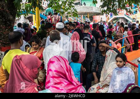 Dhaka, Bangladesh, 04/05/2022, Menschen haben während des Eid-Feiertags gesehen, wie sie das DNCC-Wunderland (Shishu Mela) besuchten. Ohne Einschränkungen öffnen sich alle Vergnügungszentren, um zum ersten Mal mehr Menschen aufzunehmen seit der covid-19 das Land getroffen hat, hat die Regierung Touristenattraktionen, Gemeindezentren und Vergnügungsparks erlaubt, ihre Dienste wieder aufzunehmen. Stockfoto