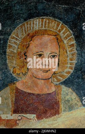Männlicher heiliger mit goldenem Haar. Reste des Freskos der frühen 1500er Jahre in der Chiesa di Santa Maria Maggiore in Sirmione, Lombardei, Italien. Die 1512 geweihte Kirche ist auch als Santa Maria della Neve bekannt. Stockfoto