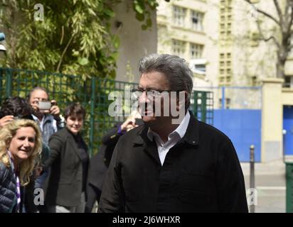 Paris, Frankreich, am 4. Mai 2022 trifft der Vorsitzende der französischen Linken La France Insoumise (LFI) und dreimal Präsidentschaftskandidat Jean-Luc Melenchon am 4. Mai 2022 am Hauptsitz der LFI in Paris, Frankreich, ein Tag nach den Diskussionen über ein breites Bündnis zwischen den vier wichtigsten linken Parteien für die Parlamentswahlen im Juni ein. Die Parteien der linken Mitte Frankreichs standen am 4. Mai 2022 einer breiten Allianz für die Parlamentswahlen im Juni nahe, in der Hoffnung, dass eine einheitsfront in der zweiten Amtszeit des französischen Präsidenten nach einer enttäuschenden Präsidentschaftswahl eine starke Opposition bieten kann. Grüne und Kommunisten haben fal Stockfoto