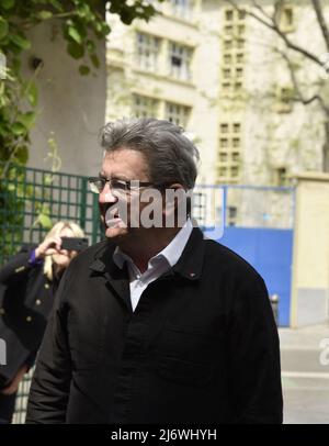 Paris, Frankreich, am 4. Mai 2022 trifft der Vorsitzende der französischen Linken La France Insoumise (LFI) und dreimal Präsidentschaftskandidat Jean-Luc Melenchon am 4. Mai 2022 am Hauptsitz der LFI in Paris, Frankreich, ein Tag nach den Diskussionen über ein breites Bündnis zwischen den vier wichtigsten linken Parteien für die Parlamentswahlen im Juni ein. Die Parteien der linken Mitte Frankreichs standen am 4. Mai 2022 einer breiten Allianz für die Parlamentswahlen im Juni nahe, in der Hoffnung, dass eine einheitsfront in der zweiten Amtszeit des französischen Präsidenten nach einer enttäuschenden Präsidentschaftswahl eine starke Opposition bieten kann. Grüne und Kommunisten haben fal Stockfoto