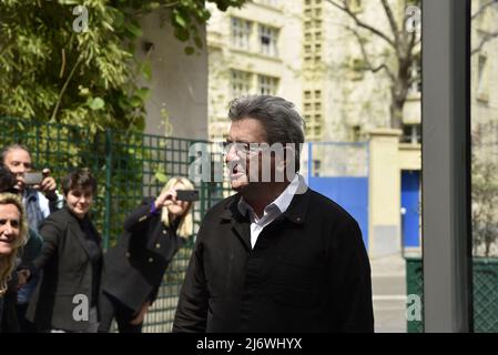 Paris, Frankreich, am 4. Mai 2022 trifft der Vorsitzende der französischen Linken La France Insoumise (LFI) und dreimal Präsidentschaftskandidat Jean-Luc Melenchon am 4. Mai 2022 am Hauptsitz der LFI in Paris, Frankreich, ein Tag nach den Diskussionen über ein breites Bündnis zwischen den vier wichtigsten linken Parteien für die Parlamentswahlen im Juni ein. Die Parteien der linken Mitte Frankreichs standen am 4. Mai 2022 einer breiten Allianz für die Parlamentswahlen im Juni nahe, in der Hoffnung, dass eine einheitsfront in der zweiten Amtszeit des französischen Präsidenten nach einer enttäuschenden Präsidentschaftswahl eine starke Opposition bieten kann. Grüne und Kommunisten haben fal Stockfoto