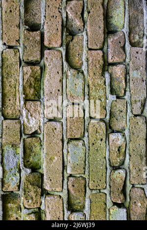 Vertikale Textur in Form von altem Mauerwerk Stockfoto