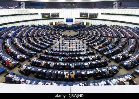 04. Mai 2022, Frankreich, Straßburg: Mitglieder des Europäischen Parlaments sitzen während einer Abstimmungsstunde im Plenarsaal des Europäischen Parlaments. Das EU-Parlament konzentriert sich auf die Diskussion über die Ukraine. Erwartet wird die Präsentation eines sechsten Sanktionspakets, das den Austritt aus dem russischen Öl beinhaltet. Foto: Philipp von Ditfurth/dpa Stockfoto