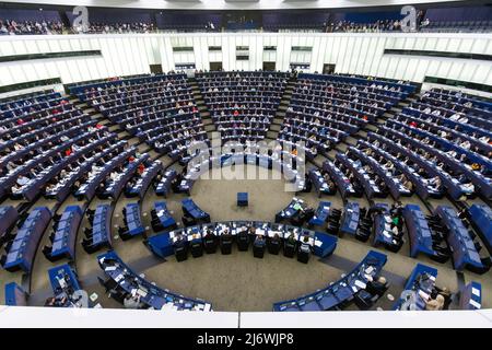 04. Mai 2022, Frankreich, Straßburg: Mitglieder des Europäischen Parlaments sitzen während einer Abstimmungsstunde im Plenarsaal des Europäischen Parlaments. Das EU-Parlament konzentriert sich auf die Diskussion über die Ukraine. Erwartet wird die Präsentation eines sechsten Sanktionspakets, das den Austritt aus dem russischen Öl beinhaltet. Foto: Philipp von Ditfurth/dpa Stockfoto