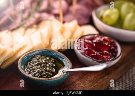 Pesto-Sauce, eine italienische Sauce aus gemahlenen Basilikumblättern mit Pinus Pineakennüssen, Knoblauch und Salz, geriebenem Parmesan oder Pecorino-Käse, gemischt wi Stockfoto