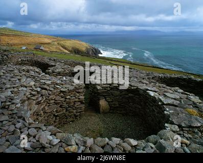 Sehen Sie SE of Caher Murphy Early Medieval cashel, Glanfahan, Dingle, County Kerry, Republik Irland, Zeigt verbundene Clochans (Bienenstockwohnungen). Stockfoto