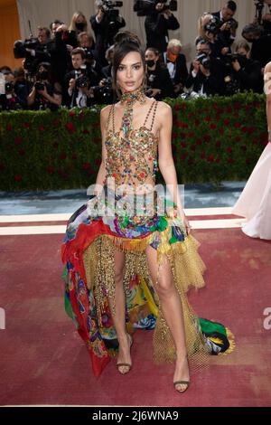 Emily Ratajkowski nimmt an der Met Gala 2022 Teil, die am 02. Mai 2022 im Metropolitan Museum of Art in New York City, USA, die „in America: An Anthology of Fashion“ feiert. Foto von DNphotography/ABACAPRESS.COM Stockfoto